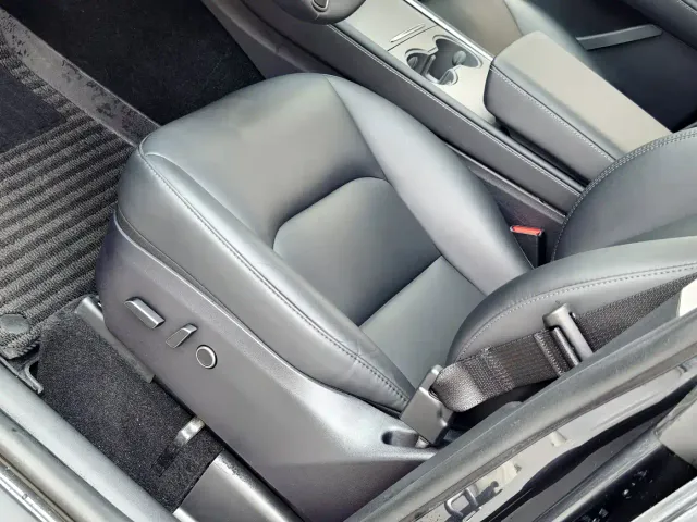 Tesla Model Y — Фото автомобиля 8