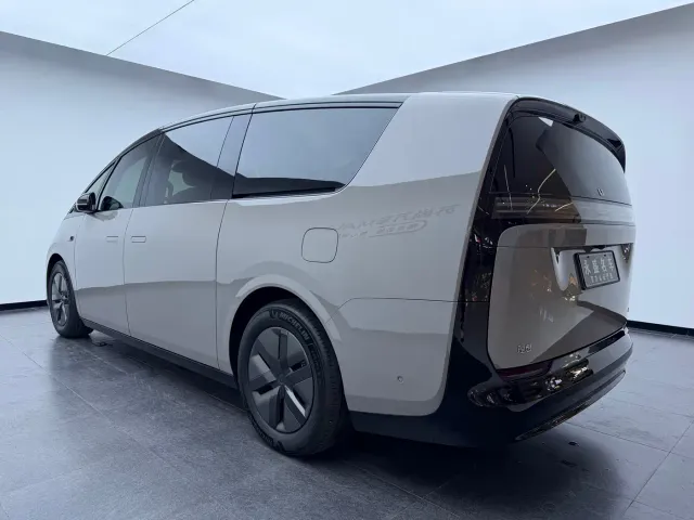Li Auto MEGA — Фото автомобиля 6