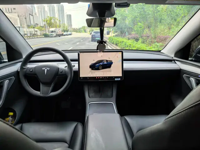 Tesla Model Y — Фото автомобиля 4