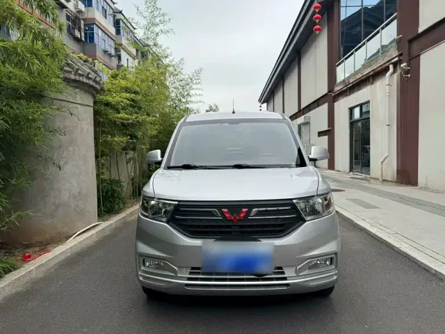 Wuling Hongguang V — Фото автомобиля 2