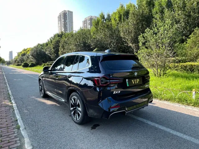 BMW iX3 — Фото автомобиля 9