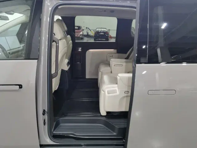 Li Auto MEGA — Фото автомобиля 15