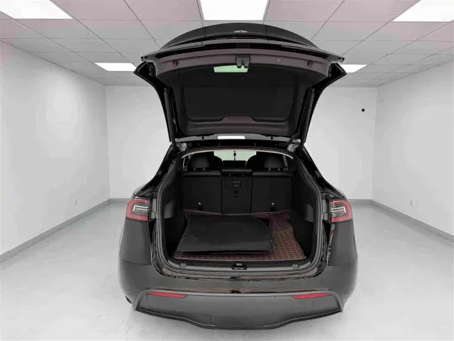 Tesla Model Y — Фото автомобиля 16