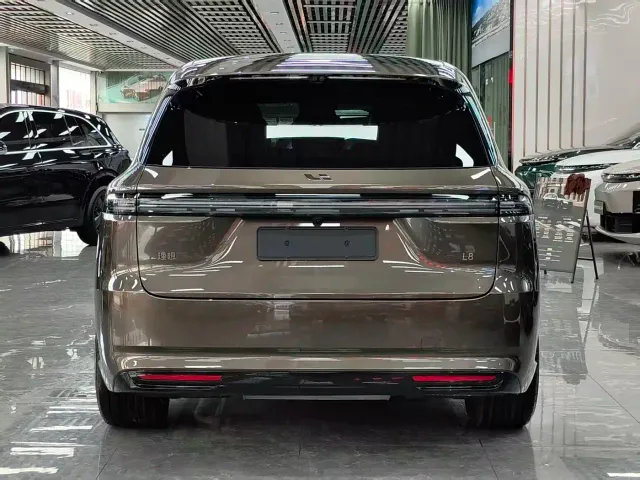 Li Auto L8 — Фото автомобиля 4