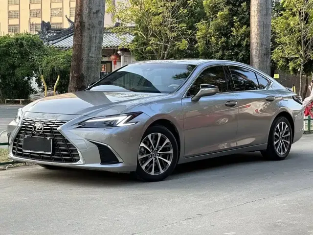 Фотография автомобиля — Lexus ES