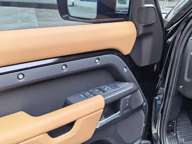 Land Rover Defender — Фото автомобиля 4