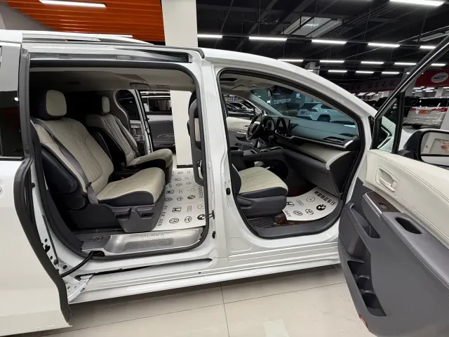 Toyota Sienna — Фото автомобиля 12