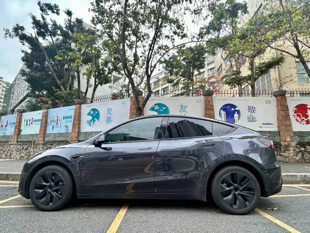 Tesla Model Y 2024 Rear-Wheel Drive Version — Фото автомобиля 4