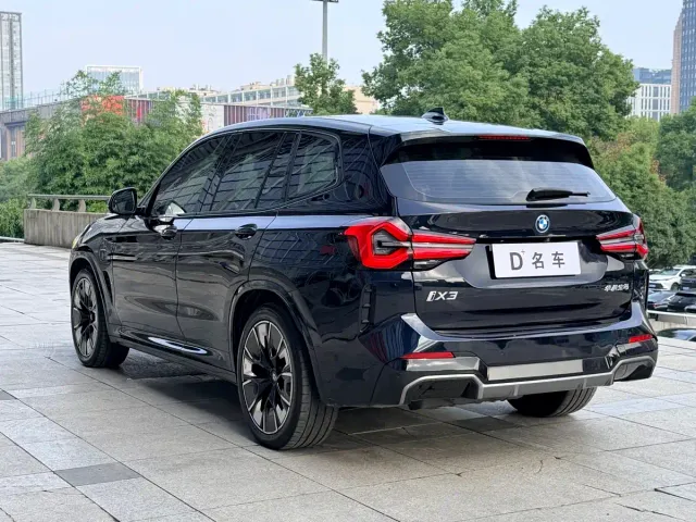 BMW iX3 — Фото автомобиля 13