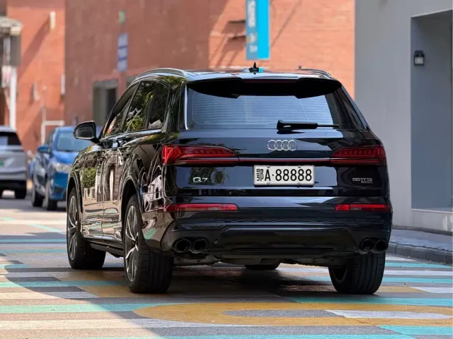 Audi Q7 — Фото автомобиля 4