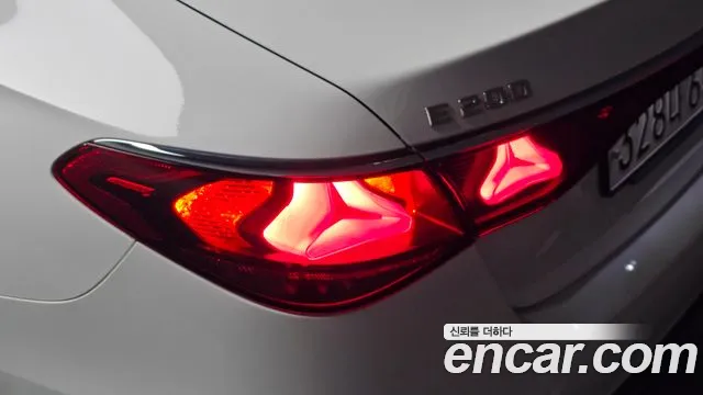 Mercedes-Benz E-Class — Фото автомобиля 18