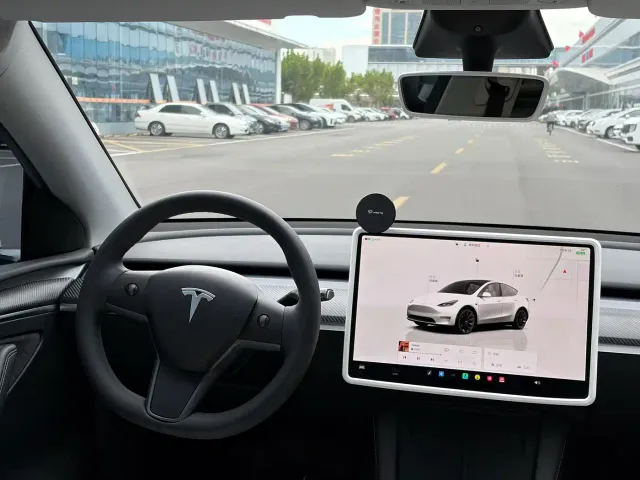 Tesla Model Y — Фото автомобиля 4
