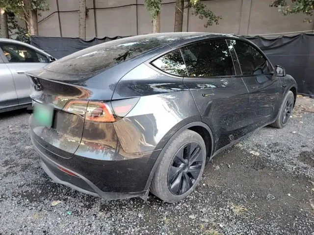 Tesla Model Y — Фото автомобиля 6
