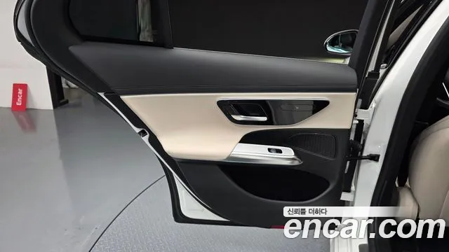 Mercedes-Benz E-Class — Фото автомобиля 25