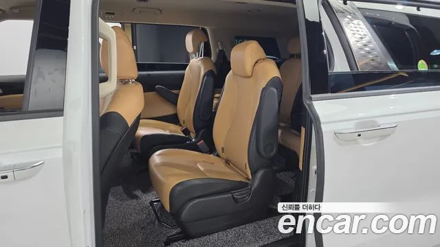 Kia Carnival Generation 4 — Фото автомобиля 17