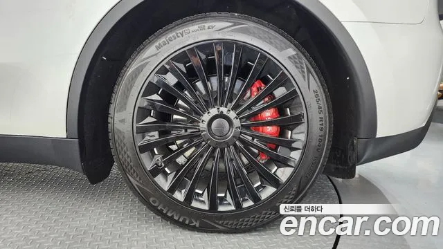 Tesla Model Y — Фото автомобиля 20