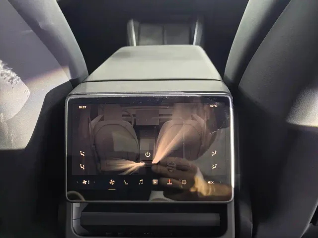 Tesla Model Y — Фото автомобиля 14