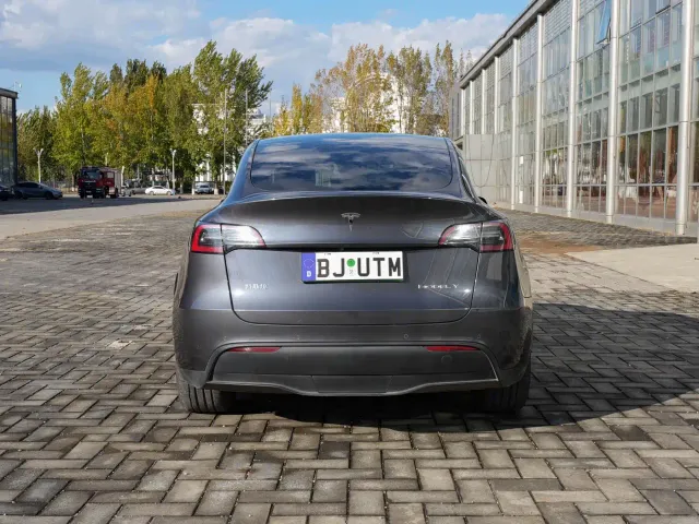 Tesla Model Y — Фото автомобиля 6