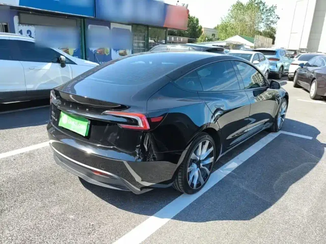 Tesla Model 3 — Фото автомобиля 6