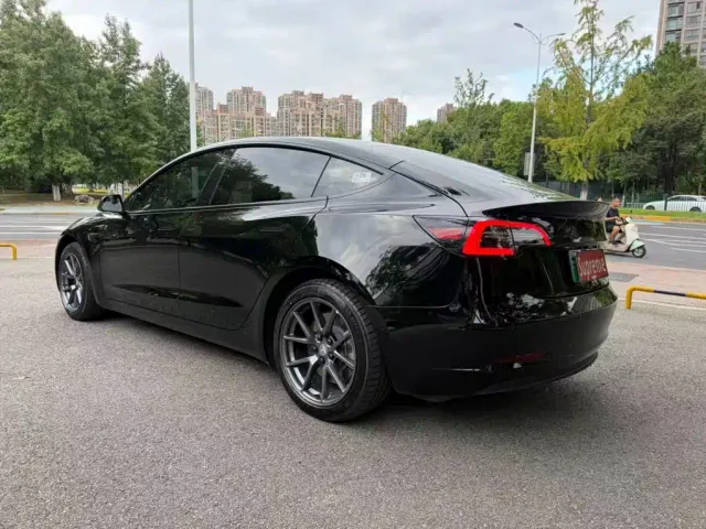 Tesla Model 3 — Фото автомобиля 4