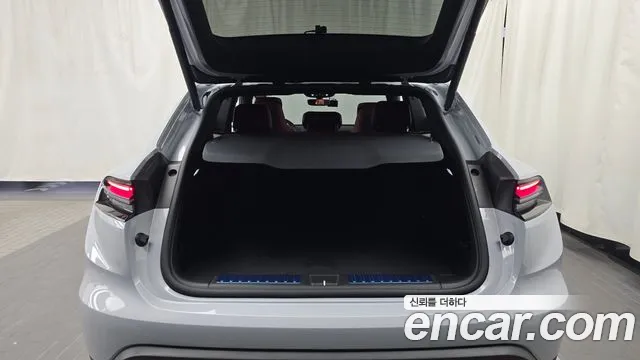 Porsche Macan Electric — Фото автомобиля 20
