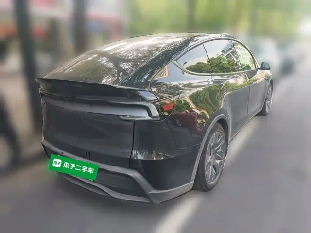 Tesla Model Y L — Фото автомобиля 4