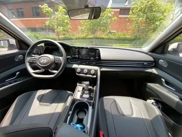 Hyundai Elantra — Фото автомобиля 5