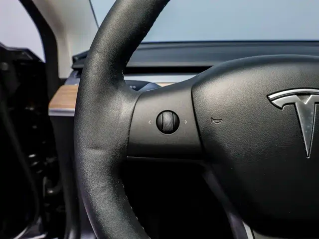 Tesla Model 3 — Фото автомобиля 13
