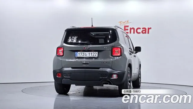 Jeep Renegade — Фото автомобиля 4