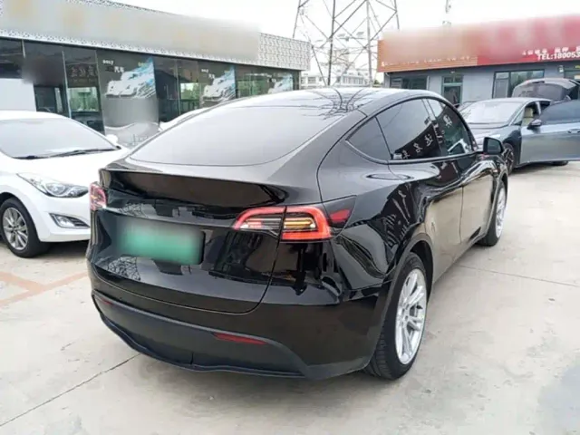 Tesla Model Y — Фото автомобиля 6