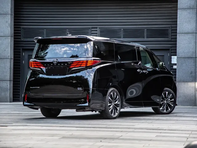 Toyota Alphard — Фото автомобиля 3