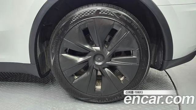 Tesla Model Y — Фото автомобиля 20