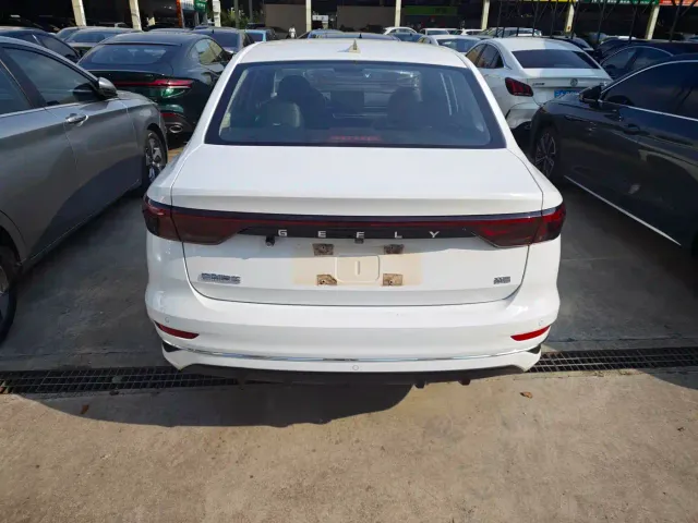 Geely Emgrand — Фото автомобиля 14