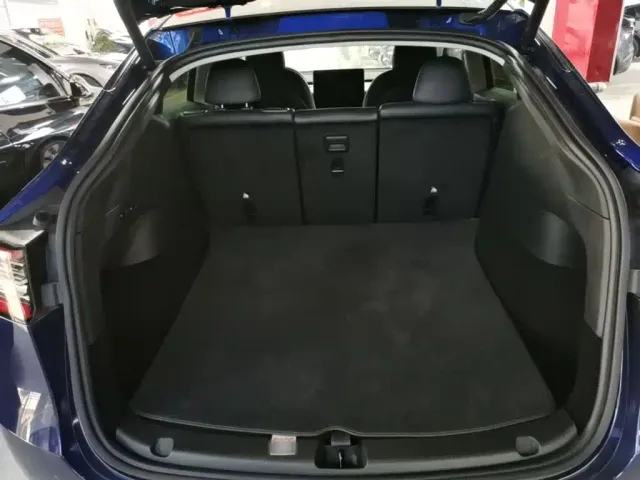 Tesla Model Y — Фото автомобиля 18