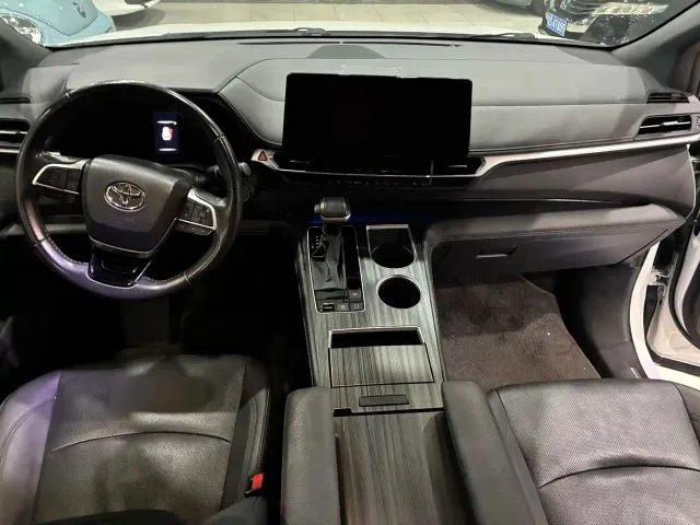 Toyota Sienna — Фото автомобиля 5