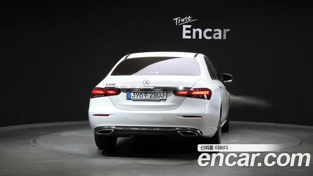 Mercedes-Benz E-Class — Фото автомобиля 4
