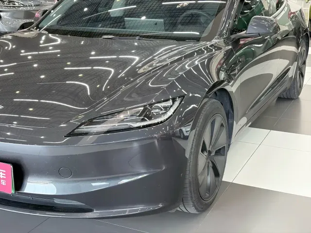 Tesla Model 3 — Фото автомобиля 4