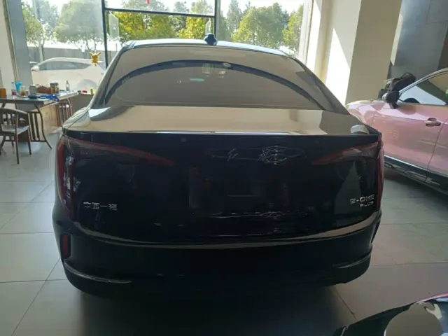 Hongqi E-QM5 — Фото автомобиля 5