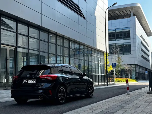 Ford Focus — Фото автомобиля 2