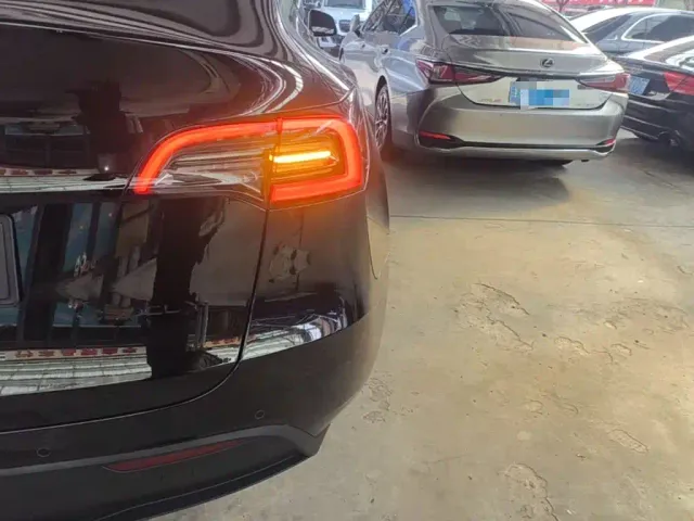 Tesla Model Y — Фото автомобиля 7