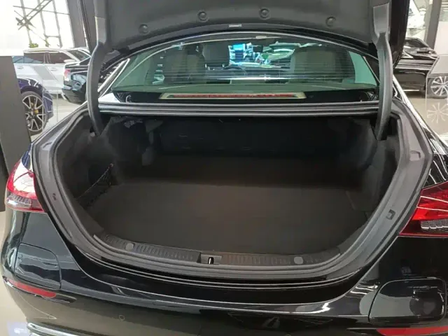 Mercedes-Benz E-Class — Фото автомобиля 18