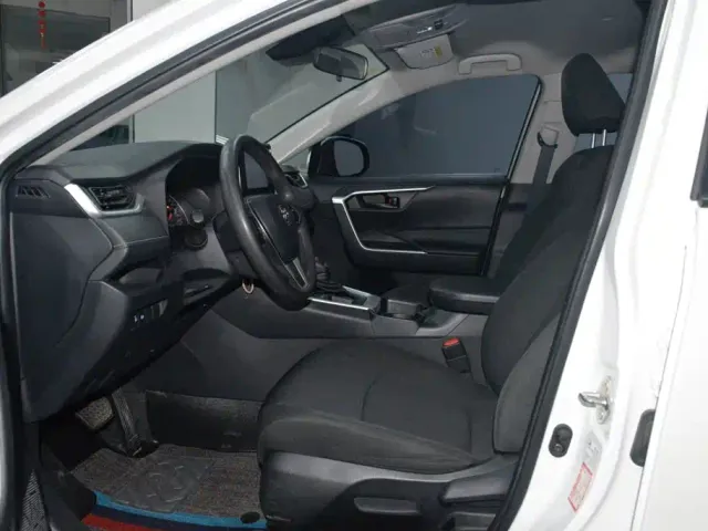 Toyota RAV4 — Фото автомобиля 8