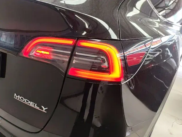 Tesla Model Y — Фото автомобиля 7