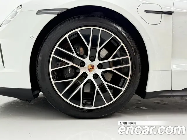 Porsche Taycan — Фото автомобиля 5