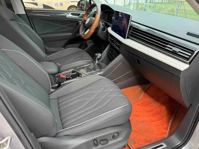 Volkswagen Tiguan L — Фото автомобиля 24