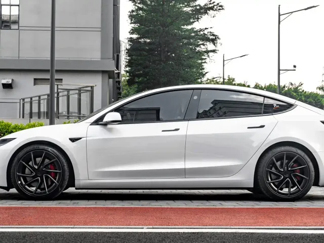Tesla Model 3 — Фото автомобиля 16