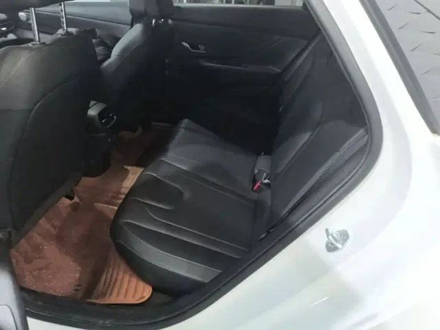 Hyundai Elantra — Фото автомобиля 16