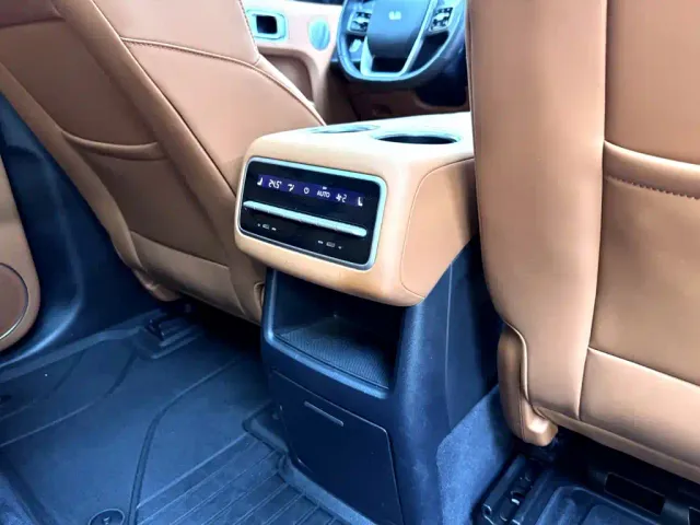 Li Auto L8 — Фото автомобиля 17