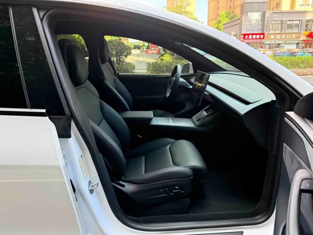 Tesla Model Y L — Фото автомобиля 12