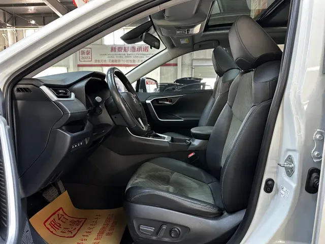Toyota RAV4 — Фото автомобиля 9